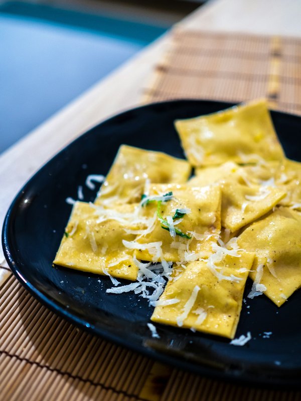 Comment faire des raviolis au saumon fumé et ricotta avec une sauce à l'aneth ?